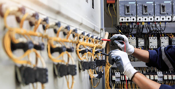 Professional Electrician technician working in Oak Lawn, IL